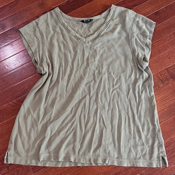 Buffalo David Bitton Olive green with embroidered lace detail top size medium - Picture 4 of 8